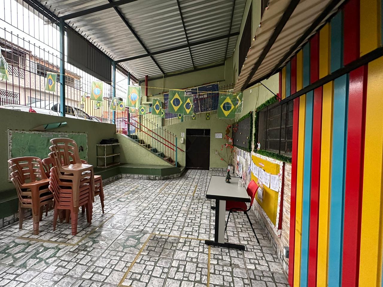 Patio escolar antiga e desorganizada